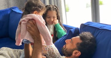 محمد صلاح يداعب كيان ونظرة رومانسية من مكة.. صورة