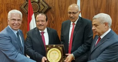 محافظ الغربية ونائبه يكرمان رئيس جامعة طنطا لانتهاء فترة ولايته.. صور