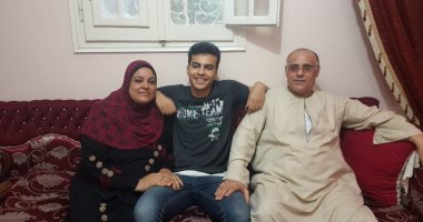فرحة وزغاريد فى منزل الأول على الدبلومات الفنية الصناعية بالبحيرة.. أسامة رمضان: حلمى الحصول على منحة لدراسة الهندسة.. وأزمة كورونا كانت دافعا إيجابيا للمذاكرة.. ويؤكد: التعليم الفنى قاطرة التنمية فى مصر.. صور