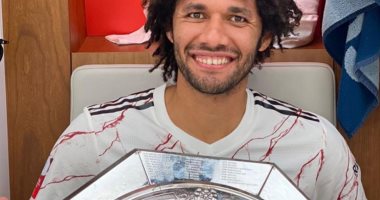 محمد النني يحتفل بالفوز بكأس الدرع الخيرية مع أرسنال ضد ليفربول.. صورة