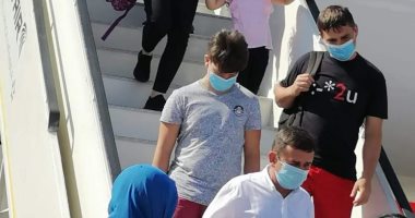 مطار الغردقة يستقبل رحلة طيران قادمة من رومانيا تقل 174 سائحا بالورود.. صور