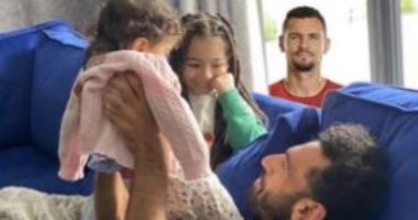 لوفرين يظهر فى صورة صلاح وابنتيه كيان ومكة بصورة كوميدية.. فيديو