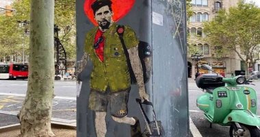 فنان إيطالى يرسم صورة لـ ميسى على شكل "جيفارا" بساحة كتالونيا