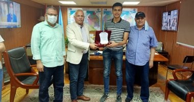  رئيس القابضة للمياه يكرم أول الجمهورية بالتعليم الفنى من مدرسة مياه الشرب بالبحيرة