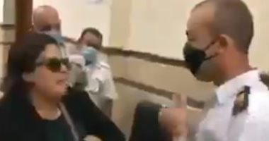 فيديو.. "سيدة" تعتدى على مقدم شرطة يُطبق القانون وتنزع "الكتافات الميرى" لرفضه دخولها المحكمة دون كمامة..ادعت أنها عضو بالأمم المتحدة وسبته..ورواد السوشيال يحيون الضابط لالتزامه..والجهات الأمنية تحقق فى الواقعة