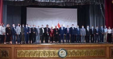 رئيس جامعة بنى سويف يكرم الموظفين المحالين على المعاش