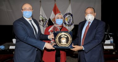 تكريم عميدة كلية علوم جامعة بنى سويف لفوزها فى انتخابات مجلس الشيوخ