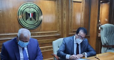 التعليم العالى توقع برتوكولا مع محافظ الوادى الجديد لتخصيص 1000 فدان لكل جامعة