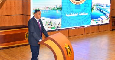 محافظ الدقهلية يكرم عددا من أسر الشهداء ويمنحهم شهادات تقدير وهدايا