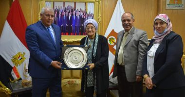 محافظ الوادى الجديد يكرم متبرعة بقيمة 2 مليون جنيه لصالح مدرسة