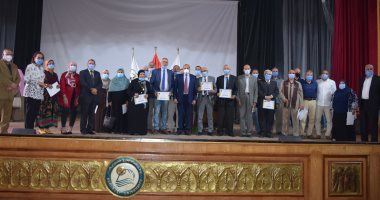 رئيس جامعة بنى سويف يكرم الموظفين المحالين على المعاش