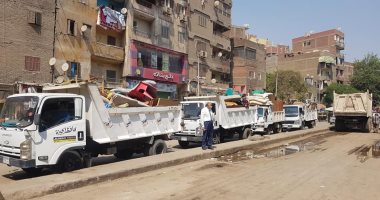 محافظة الجيزة توفر وسائل لنقل متعلقات سكان بلوكات أرض مطار إمبابة.. صور