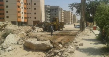 رصف شارع "الإذاعة" وتحرير محاضر مخالفات للمتسببين فى أضرار بيئية بميادين العريش