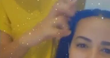 دنيا سمير غانم تصفف شعر إيمى.. والأخيرة: شكلى معفن ليه كده.. فيديو