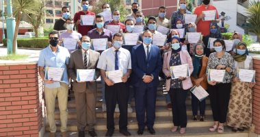 رئيس جامعة سوهاج يكرم الطلاب المشاركين ببرنامج تدريبى عن المساواة بين الجنسين