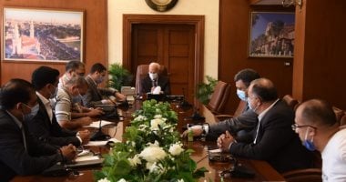محافظ بورسعيد يبحث الخطوات التنفيذية لتحويل سيارات البنزين إلى غاز طبيعى