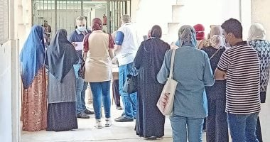 صور.. إقبال طلاب الثانوية العامة على معامل التنسيق للمرحلة الثانية بجامعة بورسعيد