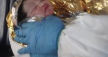 مهاجرة مصابة بكورونا تلد أثناء نقلها من جزيرة لامبيدوزا الإيطالية