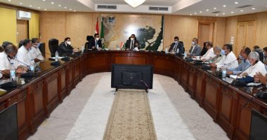 محافظ الفيوم يجتمع بمسئولى الجمعيات الزراعية ورؤساء الوحدات المحلية بإطسا