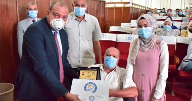 رئيس جامعة بنى سويف يكرم أبناء العاملين المتفوقين بالثانوية العامة ويشاركهم فرحة النجاح