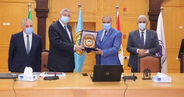 جامعة الأزهر تكرم مستشار رئيس الجمهورية للشئون الصحية.. صور