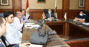 نائب محافظ سوهاج يبحث مع مسئول وزارة التخطيط ميكنة الخدمات الحكومية 