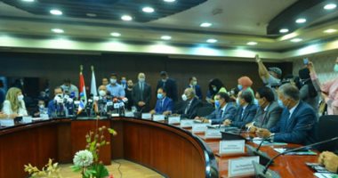 صور.. وزير النقل يشهد توقيع عقد إدارة الشركة الفرنسية للخط الثالث للمترو