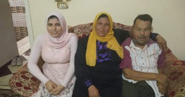 صور.. قصة آية الحاصلة على 99.5%.. من بائعة أحذية إلى طالبة بطب الإسكندرية