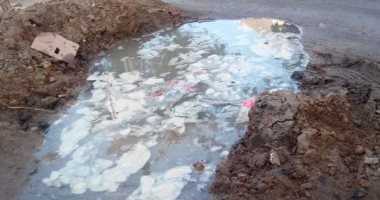 سيبها علينا.. قارئ يشكو من انفجار ماسورة مياه فى كفر الدوايدة بالشرقية