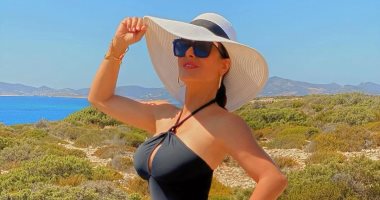  سلمى حايك تحتفل بعيد ميلادها فى قمة جمالها: "خمنوا من سيتم 54"