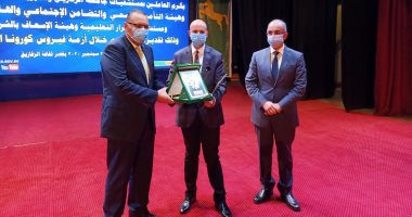 محافظ الشرقية يكرم العاملين بالقطاع الصحى لجهودهم فى مواجهة كورونا