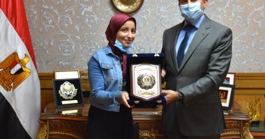 وزير الشباب يكرم الطالبة نورهان عبد الحميد العاملة بشركة نظافة لتفوقها بالثانوية الأزهرية