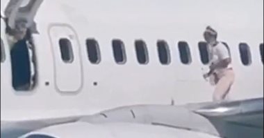 امرأة تفتح مخرج الطوارئ لطائرة فور هبوطها وتمشى على جناحها.. صور