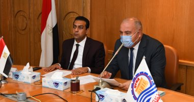 محافظ قنا يناقش خطة وبرامج عمل المراكز التكنولوجية