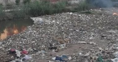 شكوى من تراكم القمامة بترعة الملاح وكوبرى السادات فى أسيوط