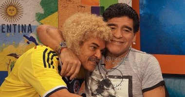 مارادونا يحتفل بعيد ميلاد صديقه كارلوس فالديراما بصورة من دولاب الذكريات
