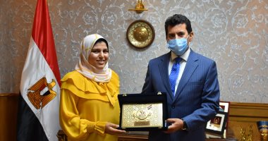 وزير الشباب يكرم الطالبة آية طه حسين لتفوقها بالثانوية العامة
