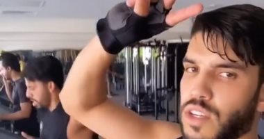 أزارو يواصل التدريبات البدنية للحفاظ على لياقته بالجيم