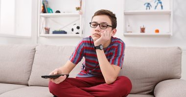 كيف يؤثر الجلوس أمام الشاشات لساعات طويلة على رؤية الأطفال؟