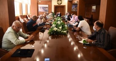 محافظ بورسعيد يتابع أعمال رفع كفاءة الصرف الصحى بالمنطقة الصناعية.. صور