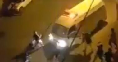 لحظة الاعتداء على رجال الأمن فى الأردن خلال حملة تفتيشية على المحلات.. فيديو