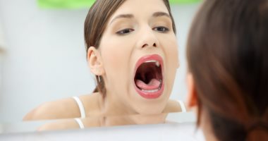 هل التهاب اللسان علامة على الإصابة بفيروس كورونا؟