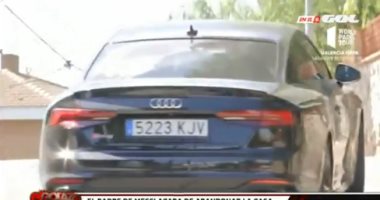 خورخي يغادر منزل ميسي وينصحه بالبقاء فى برشلونة.. فيديو 