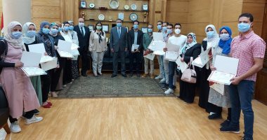 تقديرا لما بذلوه.. رئيس جامعة بنها يكرم وحدة مكافحة العدوى بالمستشفى الجامعى