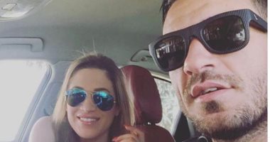 على معلول يحتفل بعيد زواجه × 7 صور تلخص علاقته بزوجته