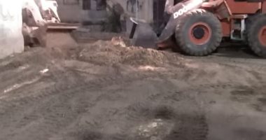  استجابة لسيبها علينا ..رفع تراكمات القمامة والأتربة فى طريق 21 بمركز الصف