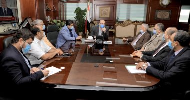 محافظ بنى سويف يطالب منتجى النباتات الطبية والعطرية بالنهوض بالصناعة