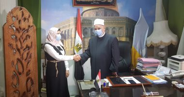 وكيل أوقاف الإسكندرية يستقبل الطالبة بائعة الأحذية بعد التحاقها بكلية الطب