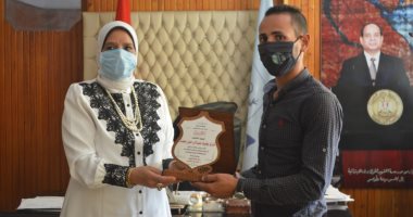 تكريم العامل السوهاجى منقذ طفل البلاعة بكفر الشيخ.. صور