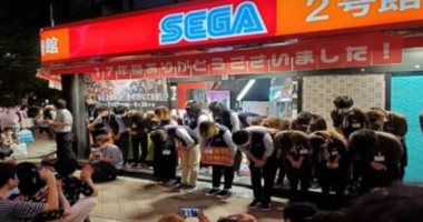 موظفو Sega ينحنون لتوديع محبيهم بعد إعلان غلق أشهر متجر للشركة بطوكيو.. صور